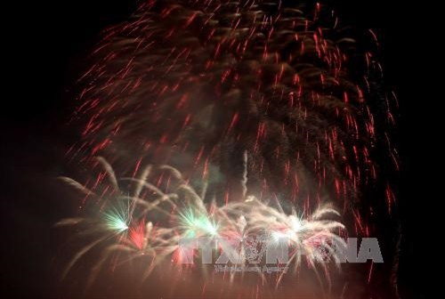 Màn trình diễn pháo hoa của đội Anh. Ảnh: Trần Lê Lâm - TTXVN Màn trình diễn pháo hoa của đội Anh. Ảnh: Trần Lê Lâm - TTXVN