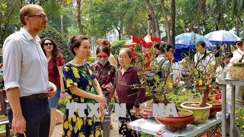 Khách tham quan gian hàng hoa mai tại một chợ Hoa Xuân Thành phố Hồ Chí Minh 2018. Ảnh: Thế Anh - TTXVN Khách tham quan gian hàng hoa mai tại một chợ Hoa Xuân Thành phố Hồ Chí Minh 2018. Ảnh: Thế Anh - TTXVN