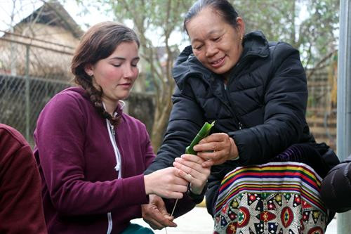 Du khách thích thú với các sản phẩm từ thổ cẩm của đồng bào Thái. Ảnh: Bích Huệ - TTXVN Du khách trải nghiệm đánh cồng chiêng của đồng bào Thái. Ảnh: Bích Huệ - TTXVN Du khách tham gia múa sạp với đồng bào dân tộc Thái. Ảnh: Bích Huệ - TTXVN .... Thử trò chơi đi cà kheo của dân tộc Thái. Ảnh: Bích Huệ - TTXVN Du khách trải nghiệm cách gói bánh của đồng bào Thái. Ảnh: Bích Huệ - TTXVN Du khách thích thú với hoạt động gói bánh chưng và bánh ột, bánh mọc của đồng bào Thái. Ảnh: Bích Huệ - TTXVN ... và trải nghiệm nghề dệt thổ cẩm của đồng bào Thái. Ảnh: Bích Huệ - TTXVN Du khách hào hứng với những bánh chưng tự gói của mình. Ảnh: Bích Huệ - TTXVN