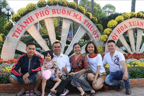 Du khách chụp ảnh lưu niệm tại đường hoa Buôn Ma Thuột (Đắk Lắk). Ảnh: Anh Dũng - TTXVN Du khách chụp ảnh lưu niệm tại đường hoa Buôn Ma Thuột (Đắk Lắk). Ảnh: Anh Dũng - TTXVN