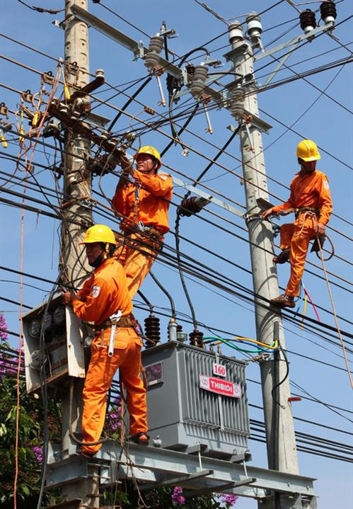 Công nhân Điện lực Gia Lai thay máy biến áp, nâng công suất cấp điện cho các khách hàng trên địa bàn huyện Chư Sê. Ảnh: Ngọc Hà - TTXVN. Công nhân Điện lực Gia Lai thay máy biến áp, nâng công suất cấp điện cho các khách hàng trên địa bàn huyện Chư Sê. Ảnh: Ngọc Hà - TTXVN.