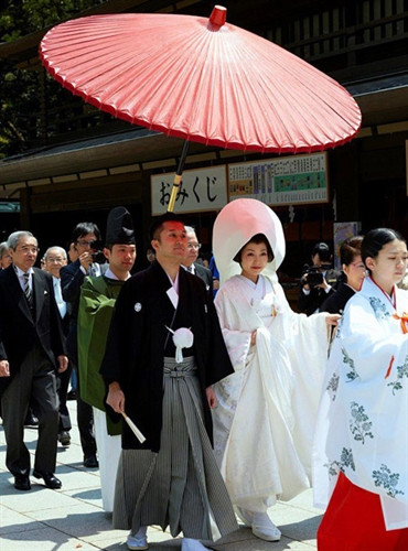 Trước đây, ở một số vùng quê nghèo của Nhật Bản, các cô gái đẹp thường lấy chồng xa, vì thế trai trẻ trong làng thường gây rắc rối cho chú rể khi đến đón dâu. Trước đây, ở một số vùng quê nghèo của Nhật Bản, các cô gái đẹp thường lấy chồng xa, vì thế trai trẻ trong làng thường gây rắc rối cho chú rể khi đến đón dâu.