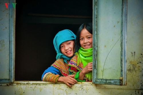 Hai cô bé nhí nhảnh khoe kí túc xá tạm thời trong chiếc container trong khi chờ xây nhà nội trú khang trang hơn ở Simacai (Lào Cai).