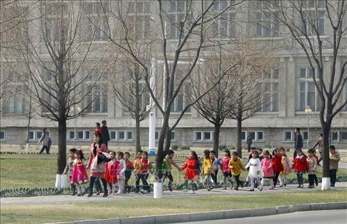 Thủ đô Bình Nhưỡng ngày nay mang một dáng vẻ hiện đại. Ảnh: Phương Hoa – TTXVN Những ngôi nhà cao tầng được sơn nhiều màu sắc mang dáng vẻ hiện đại cho Thủ đô Bình Nhưỡng. Ảnh: Phương Hoa- TTXVN Toàn cảnh thành phố Bình Nhưỡng nhìn từ trên cao. Ảnh: Phương Hoa – TTXVN Tiết mục hòa nhạc của Dàn nhạc Công Huân quốc gia Triều Tiên. Ảnh: Phương Hoa – TTXVN Đúng dịp sinh nhật của Chủ tịch Kim Nhật Thành, Triển lãm hoa được tổ chức tại Thủ đô Bình Nhưỡng. Ảnh: Phương Hoa – TTXVN Một gia đình Triều Tiên tham quan Triển lãm hoa Kim Nhật Thành. Ảnh: Phương Hoa – TTXVN Phụ nữ Triều Tiên mặc trang phục truyền thống vào xem Triển lãm hoa Kim Nhật Thành. Ảnh: Phương Hoa – TTXVN Người dân Triều Tiên xếp hàng vào xem Triển lãm hoa Kim Nhật Thành. Ảnh: Phương Hoa – TTXVN Một ngôi nhà truyền thống bên cạnh những công trình hiện đại. Ảnh: Phương Hoa – TTXVN Người dân và thiếu niên Triều Tiên đến vui chơi ở công viên. Ảnh: Phương Hoa – TTXVN Ngày cuối tuần, người dân Triều Tiên đến vui chơi ở các công viên nổi tiếng. Ảnh: Phương Hoa – TTXVN Một gian hàng dược phẩm ở Bình Nhưỡng. Ảnh: Phương Hoa – TTXVN Học sinh học môn thể thao yêu thích ở trường học. Ảnh: Phương Hoa – TTXVN Lớp học âm nhạc của học sinh Triều Tiên. Ảnh: Phương Hoa – TTXVN Lớp dạy lập trình tại Cung Học sinh Thiếu niên Vạn Cảnh Đài. Ảnh: Phương Hoa – TTXVN Triều Tiên rất chú trọng đến việc phát triển toàn diện con người, học sinh được tham gia các lớp học nghệ thuật. Ảnh: Phương Hoa- TTXVN Học sinh Triều Tiên học viết thư pháp. Ảnh: Phương Hoa – TTXVN Một cặp vợ chồng sắp cưới chụp ảnh trước Bảo tàng Chiến thắng Chiến tranh Giải phóng Tổ quốc. Ảnh: Phương Hoa – TTXVN Người dân xếp hàng trật tự lên phương tiện giao thông công cộng. Ảnh: Phương Hoa- TTXVN Cung Thái Dương Kumsusan-nơi an nghỉ của Chủ tịch Kim Nhật Thành và Kim Jong - Il. Ảnh: Phương Hoa – TTXVN Nhà ga trung tâm ở Thủ đô Bình Nhưỡng. Ảnh: Phương Hoa – TTXVN Tòa nhà Quốc hội ở Thủ đô Bình Nhưỡng. Ảnh: Phương Hoa – TTXVN Ngoài phương tiện giao thông công cộng, người dân Bình Nhưỡng thường xuyên sử dụng xe đạp. Ảnh: Phương Hoa – TTXVN Hoa nở trên đường phố cùng với những ngôi nhà cao tầng mang nhiều màu sắc rực rỡ. Ảnh: Phương Hoa – TTXVN Tượng "Vạn Lý Mã" - bức tượng nổi tiếng ở Bình Nhưỡng. Ảnh: Phương Hoa – TTXVN Những dãy phố với công trình kiến trúc hiện đại được xây dựng ở Bình Nhưỡng. Ảnh: Phương Hoa – TTXVN Nhiều chung cư cao tầng được xây dựng phục vụ chỗ ở cho người dân ở Thủ đô Bình Nhưỡng. Ảnh: Phương Hoa – TTXVN Khải Hoàn Môn - một công trình nổi tiếng ở Bình Nhưỡng. Ảnh: Phương Hoa – TTXVN Tháp Chủ thể cao 170 m là Tượng đài về học thuyết tự lực tự cường ở Triều Tiên. Ảnh: Phương Hoa – TTXVN Một công trình kiến trúc truyền thống của Triều Tiên tại Thủ đô Bình Nhưỡng. Ảnh: Phương Hoa – TTXVN Quảng trường Kim Nhật Thành, nơi tổ chức các sự kiện lớn của Triều Tiên. Ảnh: Phương Hoa – TTXVN Pin năng lượng mặt trời được sử dụng ở nhiều nơi tại Thủ đô Bình Nhưỡng. Ảnh: Phương Hoa – TTXVN Ô tô điện là phương tiện giao thông công cộng phổ biển ở Bình Nhưỡng. Ảnh: Phương Hoa – TTXVN Nhà ga Bình Nhưỡng nhìn từ trên cao. Ảnh: Phương Hoa – TTXVN Tòa nhà Ryugyong cao 330m ở Thủ đô Bình Nhưỡng. Ảnh: Phương Hoa – TTXVN Một công trình lịch sử ở Thủ đô Bình Nhưỡng. Ảnh: Phương Hoa – TTXVN Học sinh mầm non được cô giáo dẫn đi dã ngoại. Ảnh: Phương Hoa – TTXVN Thủ đô Bình Nhưỡng nhìn từ trên cao. Ảnh: Phương Hoa – TTXVN Khu Chang Jong, nơi tập trung nhiều nhà cao tầng. Ảnh: Phương Hoa – TTXVN Thủ đô Bình Nhưỡng ngày nay mang một dáng vẻ hiện đại. Ảnh: Phương Hoa – TTXVN Những ngôi nhà cao tầng được sơn nhiều màu sắc mang dáng vẻ hiện đại cho Thủ đô Bình Nhưỡng. Ảnh: Phương Hoa- TTXVN Toàn cảnh thành phố Bình Nhưỡng nhìn từ trên cao. Ảnh: Phương Hoa – TTXVN Tiết mục hòa nhạc của Dàn nhạc Công Huân quốc gia Triều Tiên. Ảnh: Phương Hoa – TTXVN Đúng dịp sinh nhật của Chủ tịch Kim Nhật Thành, Triển lãm hoa được tổ chức tại Thủ đô Bình Nhưỡng. Ảnh: Phương Hoa – TTXVN Một gia đình Triều Tiên tham quan Triển lãm hoa Kim Nhật Thành. Ảnh: Phương Hoa – TTXVN Phụ nữ Triều Tiên mặc trang phục truyền thống vào xem Triển lãm hoa Kim Nhật Thành. Ảnh: Phương Hoa – TTXVN Người dân Triều Tiên xếp hàng vào xem Triển lãm hoa Kim Nhật Thành. Ảnh: Phương Hoa – TTXVN Một ngôi nhà truyền thống bên cạnh những công trình hiện đại. Ảnh: Phương Hoa – TTXVN Người dân và thiếu niên Triều Tiên đến vui chơi ở công viên. Ảnh: Phương Hoa – TTXVN Ngày cuối tuần, người dân Triều Tiên đến vui chơi ở các công viên nổi tiếng. Ảnh: Phương Hoa – TTXVN Một gian hàng dược phẩm ở Bình Nhưỡng. Ảnh: Phương Hoa – TTXVN Học sinh học môn thể thao yêu thích ở trường học. Ảnh: Phương Hoa – TTXVN Lớp học âm nhạc của học sinh Triều Tiên. Ảnh: Phương Hoa – TTXVN Lớp dạy lập trình tại Cung Học sinh Thiếu niên Vạn Cảnh Đài. Ảnh: Phương Hoa – TTXVN Triều Tiên rất chú trọng đến việc phát triển toàn diện con người, học sinh được tham gia các lớp học nghệ thuật. Ảnh: Phương Hoa- TTXVN Học sinh Triều Tiên học viết thư pháp. Ảnh: Phương Hoa – TTXVN Một cặp vợ chồng sắp cưới chụp ảnh trước Bảo tàng Chiến thắng Chiến tranh Giải phóng Tổ quốc. Ảnh: Phương Hoa – TTXVN Người dân xếp hàng trật tự lên phương tiện giao thông công cộng. Ảnh: Phương Hoa- TTXVN Cung Thái Dương Kumsusan-nơi an nghỉ của Chủ tịch Kim Nhật Thành và Kim Jong - Il. Ảnh: Phương Hoa – TTXVN Nhà ga trung tâm ở Thủ đô Bình Nhưỡng. Ảnh: Phương Hoa – TTXVN Tòa nhà Quốc hội ở Thủ đô Bình Nhưỡng. Ảnh: Phương Hoa – TTXVN Ngoài phương tiện giao thông công cộng, người dân Bình Nhưỡng thường xuyên sử dụng xe đạp. Ảnh: Phương Hoa – TTXVN Hoa nở trên đường phố cùng với những ngôi nhà cao tầng mang nhiều màu sắc rực rỡ. Ảnh: Phương Hoa – TTXVN Tượng "Vạn Lý Mã" - bức tượng nổi tiếng ở Bình Nhưỡng. Ảnh: Phương Hoa – TTXVN Những dãy phố với công trình kiến trúc hiện đại được xây dựng ở Bình Nhưỡng. Ảnh: Phương Hoa – TTXVN Nhiều chung cư cao tầng được xây dựng phục vụ chỗ ở cho người dân ở Thủ đô Bình Nhưỡng. Ảnh: Phương Hoa – TTXVN Khải Hoàn Môn - một công trình nổi tiếng ở Bình Nhưỡng. Ảnh: Phương Hoa – TTXVN Tháp Chủ thể cao 170 m là Tượng đài về học thuyết tự lực tự cường ở Triều Tiên. Ảnh: Phương Hoa – TTXVN Một công trình kiến trúc truyền thống của Triều Tiên tại Thủ đô Bình Nhưỡng. Ảnh: Phương Hoa – TTXVN Quảng trường Kim Nhật Thành, nơi tổ chức các sự kiện lớn của Triều Tiên. Ảnh: Phương Hoa – TTXVN Pin năng lượng mặt trời được sử dụng ở nhiều nơi tại Thủ đô Bình Nhưỡng. Ảnh: Phương Hoa – TTXVN Ô tô điện là phương tiện giao thông công cộng phổ biển ở Bình Nhưỡng. Ảnh: Phương Hoa – TTXVN Nhà ga Bình Nhưỡng nhìn từ trên cao. Ảnh: Phương Hoa – TTXVN Tòa nhà Ryugyong cao 330m ở Thủ đô Bình Nhưỡng. Ảnh: Phương Hoa – TTXVN Một công trình lịch sử ở Thủ đô Bình Nhưỡng. Ảnh: Phương Hoa – TTXVN Học sinh mầm non được cô giáo dẫn đi dã ngoại. Ảnh: Phương Hoa – TTXVN Thủ đô Bình Nhưỡng nhìn từ trên cao. Ảnh: Phương Hoa – TTXVN Khu Chang Jong, nơi tập trung nhiều nhà cao tầng. Ảnh: Phương Hoa – TTXVN