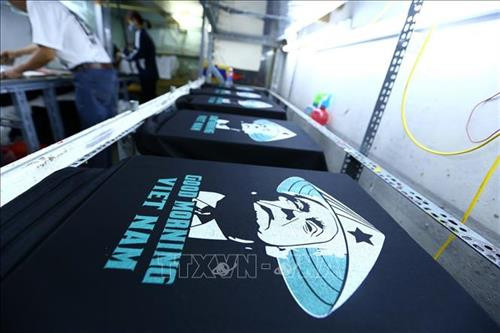 Du khách chọn mua áo có in hình Tổng thống Mỹ Donald Trump và Chủ tịch Triều Tiên Kim Jong-un tại một cửa hàng trên phố Hàng Bông. Ảnh: Quang Hải - TTXVN Một du khách nước ngoài đến tìm mua áo có in hình Tổng thống Mỹ Donald Trump và Chủ tịch Triều Tiên Kim Jong-un tại một cửa hàng trên phố Hàng Bông. Ảnh: Quang Hải - TTXVN Nhiều khách chụp ảnh lưu làm kỷ niệm. Ảnh: Minh Quyết – TTXVN Những ngày này cơ sở in áo của anh Trương Thanh Đức trên phố Hàng Bông in hơn 300 áo mỗi ngày. Ảnh: Minh Quyết – TTXVN Những ngày này cơ sở in áo của anh Trương Thanh Đức trên phố Hàng Bông in hơn 300 áo mỗi ngày. Ảnh: Minh Quyết – TTXVN Khách du lịch chọn mua áo phông in hình Tổng thống Donald Trump và Chủ tịch Kim Jong-un trên phố Hàng Bông (Hà Nội) làm kỷ niệm. Ảnh: Minh Quyết – TTXVN Nhiều du khách quốc tế thích thú với mặt hàng áo phông in hình Tổng thống Donald Trump và Chủ tịch Kim Jong-un trên phố Hàng Bông (Hà Nội). Ảnh: Minh Quyết – TTXVN Chủ cửa hàng áo phông in hình Tổng thống Donald Trump và Chủ tịch Kim Jong-un trên phố Hàng Bông (Hà Nội) trả lời phỏng vấn phóng viên báo chí quốc tế. Ảnh: Minh Quyết – TTXVN Áo phông in hình Tổng thống Donald Trump và Chủ tịch Kim Jong-un trên phố Hàng Bông (Hà Nội) đang là mặt hàng bán rất chạy. Ảnh: Minh Quyết – TTXVN Đông đảo khách du lịch quốc tế đến mua áo phông in hình Tổng thống Donald Trump và Chủ tịch Kim Jong-un trên phố Hàng Bông (Hà Nội). Ảnh: Minh Quyết – TTXVN Khách du lịch mua cờ các nước trên phố Hàng Bông (Hà Nội). Ảnh: Minh Quyết – TTXVN Du khách chọn mua áo có in hình Tổng thống Mỹ Donald Trump và Chủ tịch Triều Tiên Kim Jong-un tại một cửa hàng trên phố Hàng Bông. Ảnh: Quang Hải - TTXVN Một du khách nước ngoài đến tìm mua áo có in hình Tổng thống Mỹ Donald Trump và Chủ tịch Triều Tiên Kim Jong-un tại một cửa hàng trên phố Hàng Bông. Ảnh: Quang Hải - TTXVN Nhiều khách chụp ảnh lưu làm kỷ niệm. Ảnh: Minh Quyết – TTXVN Những ngày này cơ sở in áo của anh Trương Thanh Đức trên phố Hàng Bông in hơn 300 áo mỗi ngày. Ảnh: Minh Quyết – TTXVN Những ngày này cơ sở in áo của anh Trương Thanh Đức trên phố Hàng Bông in hơn 300 áo mỗi ngày. Ảnh: Minh Quyết – TTXVN Khách du lịch chọn mua áo phông in hình Tổng thống Donald Trump và Chủ tịch Kim Jong-un trên phố Hàng Bông (Hà Nội) làm kỷ niệm. Ảnh: Minh Quyết – TTXVN Nhiều du khách quốc tế thích thú với mặt hàng áo phông in hình Tổng thống Donald Trump và Chủ tịch Kim Jong-un trên phố Hàng Bông (Hà Nội). Ảnh: Minh Quyết – TTXVN Chủ cửa hàng áo phông in hình Tổng thống Donald Trump và Chủ tịch Kim Jong-un trên phố Hàng Bông (Hà Nội) trả lời phỏng vấn phóng viên báo chí quốc tế. Ảnh: Minh Quyết – TTXVN Áo phông in hình Tổng thống Donald Trump và Chủ tịch Kim Jong-un trên phố Hàng Bông (Hà Nội) đang là mặt hàng bán rất chạy. Ảnh: Minh Quyết – TTXVN Đông đảo khách du lịch quốc tế đến mua áo phông in hình Tổng thống Donald Trump và Chủ tịch Kim Jong-un trên phố Hàng Bông (Hà Nội). Ảnh: Minh Quyết – TTXVN Khách du lịch mua cờ các nước trên phố Hàng Bông (Hà Nội). Ảnh: Minh Quyết – TTXVN