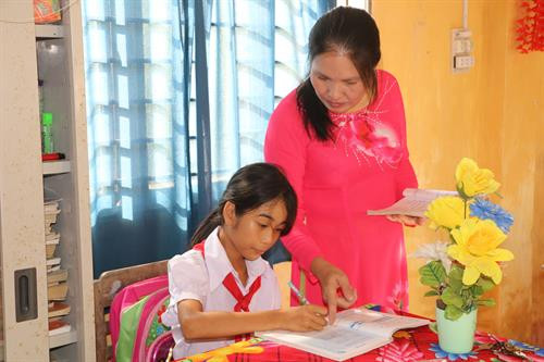 Cô giáo Phạm Thị Tố Vui hướng dẫn học sinh khiếm khuyết trong giờ lên lớp. Ảnh: Thanh Bình - TTXVN Cô giáo Phạm Thị Tố Vui hướng dẫn học sinh khiếm khuyết trong giờ lên lớp. Ảnh: Thanh Bình - TTXVN