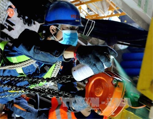 Thi công, lắp ráp và hoàn thiện các thiết bị của hệ thống đào ngầm TBM. Ảnh: An Hiếu - TTXVN Thi công, lắp ráp và hoàn thiện các thiết bị của hệ thống đào ngầm TBM. Ảnh: An Hiếu - TTXVN