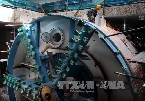 Các công nhân và kỹ sư đang thi công, lắp ráp các thiết bị của hệ thống đào ngầm TBM. Ảnh: An Hiếu - TTXVN Các công nhân và kỹ sư đang thi công, lắp ráp các thiết bị của hệ thống đào ngầm TBM. Ảnh: An Hiếu - TTXVN