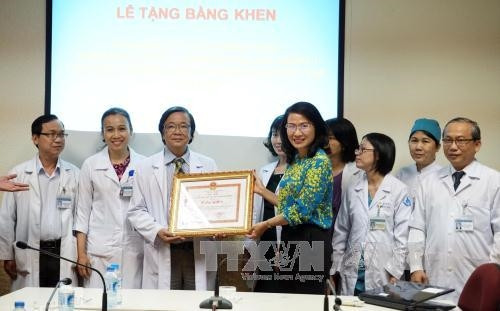 Bà Nguyễn Thị Thu, Phó Chủ tịch Ủy ban Nhân dân Thành phố Hồ Chí Minh tặng bằng khen của Ủy ban Nhân dân Thành phố Hồ Chí Minh cho nhóm bác sĩ Bệnh viện Nhi Đồng 1. Ảnh: Phương Vy-TTXVN Bà Nguyễn Thị Thu, Phó Chủ tịch Ủy ban Nhân dân Thành phố Hồ Chí Minh tặng bằng khen của Ủy ban Nhân dân Thành phố Hồ Chí Minh cho nhóm bác sĩ Bệnh viện Nhi Đồng 1. Ảnh: Phương Vy-TTXVN