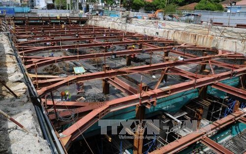 Các công nhân và kỹ sư đang thi công tại Nhà ga Ba Son. Ảnh: An Hiếu - TTXVN Các công nhân và kỹ sư đang thi công tại Nhà ga Ba Son. Ảnh: An Hiếu - TTXVN