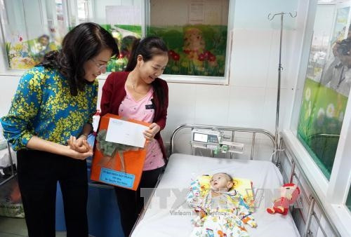 Bà Nguyễn Thị Thu, Phó Chủ tịch Ủy ban Nhân dân Thành phố Hồ Chí Minh đến thăm cháu bé bị tim bẩm sinh phức tạp sau khi phẫu thuật thành công. Ảnh: Phương Vy-TTXVN Bà Nguyễn Thị Thu, Phó Chủ tịch Ủy ban Nhân dân Thành phố Hồ Chí Minh đến thăm cháu bé bị tim bẩm sinh phức tạp sau khi phẫu thuật thành công. Ảnh: Phương Vy-TTXVN