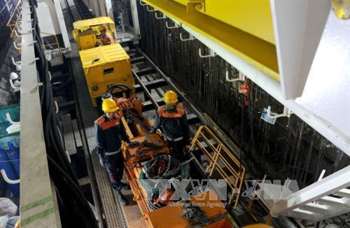 Thiết bị đào ngầm TBM được lắp đặt để khoan đào dưới độ sâu 17 m dưới lòng đất. Ảnh: An Hiếu - TTXVN Thiết bị đào ngầm TBM được lắp đặt để khoan đào dưới độ sâu 17 m dưới lòng đất. Ảnh: An Hiếu - TTXVN