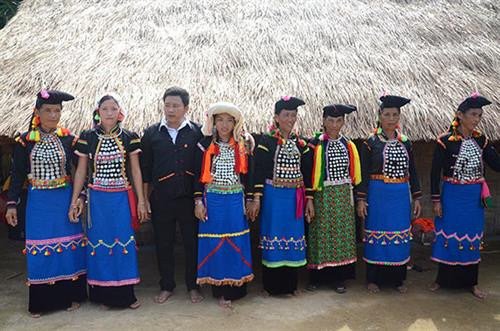 Các thiếu nữ Si La trong trang phục truyền thống. Để tôn nên vẻ đẹp của mình, các thiếu nữ Si La sử dụng thêm các chuỗi hạt cườm, các họa tiết trang trí nhiều màu sắc. Các vòng trang sức gắn bạc, đồng tạo nên nét độc đáo trong trang phục dân tộc người Si La. Trang phục Si La còn phản ánh các giá trị tôn giáo, tín ngưỡng, vị trí xã hội người mặc. Với phụ nữ Si La chiếc khăn đội đầu thể hiện lứa tuổi, tình trạng hôn nhân như: khăn trắng dành cho người chưa lập gia đình; khăn đen người đã có gia đình. Trên thân áo Pi Khồ của phụ nữ Si La được đính 72 đồng xu bạc thành 9 hàng ngang, giữa hàng xu bạc có trang trí các đường hoa văn kẻ bằng chỉ đỏ, thể hiện tín ngưỡng tâm linh của đồng bào. Trang phục truyền thống người đàn ông Si La với sự giản dị, mộc mạc và khỏe khoắn. Chiếc khăn “dơ phừ” do mẹ chồng khâu là một kỷ vật thiêng liêng gắn bó với mỗi người con gái Si La khi về nhà chồng. Nét độc đáo của chiếc khăn “dơ phừ” là đầu khăn được khâu thành chiếc túi, sau đó tạo thành một cuốn tóc lớn vấn ngang trên trán. Nếu cuốn tóc này chưa đủ to thì phải độn thêm tóc của chồng. Điều này thể hiện tín ngưỡng về tình yêu, tình cảm vợ chồng son sắt, thủy chung gắn bó của người Si La. Đồng bào có nền văn hóa đa dạng, nguyên bản và phong phú như: hát giao duyên giữa nam nữ thanh niên, hát sử ca. Ngày tết năm mới vào đầu tháng 12 âm lịch. Ngoài ra họ còn ăn tết cơm mới. Các em nhỏ Si La thường chơi các đồ chơi tự chế từ tre gỗ hay đất sét. Đồng thời, chúng cũng có các trò chơi tập thể rất vui nhộn. Cùng sự giao thoa văn hoá với các dân tộc khác, trang phục truyền thống lại cầu kỳ nên người Si La sử dụng trang phục này chủ yếu vào các dịp lễ tết, cưới hỏi, các sự kiện lớn bản làng... góp phần bảo tồn bản sắc của người Si La, và gìn giữ một nét đẹp độc đáo trong vườn hoa văn hoá cộng đồng các dân tộc Việt Nam. Các thiếu nữ Si La trong trang phục truyền thống. Để tôn nên vẻ đẹp của mình, các thiếu nữ Si La sử dụng thêm các chuỗi hạt cườm, các họa tiết trang trí nhiều màu sắc. Các vòng trang sức gắn bạc, đồng tạo nên nét độc đáo trong trang phục dân tộc người Si La. Trang phục Si La còn phản ánh các giá trị tôn giáo, tín ngưỡng, vị trí xã hội người mặc. Với phụ nữ Si La chiếc khăn đội đầu thể hiện lứa tuổi, tình trạng hôn nhân như: khăn trắng dành cho người chưa lập gia đình; khăn đen người đã có gia đình. Trên thân áo Pi Khồ của phụ nữ Si La được đính 72 đồng xu bạc thành 9 hàng ngang, giữa hàng xu bạc có trang trí các đường hoa văn kẻ bằng chỉ đỏ, thể hiện tín ngưỡng tâm linh của đồng bào. Trang phục truyền thống người đàn ông Si La với sự giản dị, mộc mạc và khỏe khoắn. Chiếc khăn “dơ phừ” do mẹ chồng khâu là một kỷ vật thiêng liêng gắn bó với mỗi người con gái Si La khi về nhà chồng. Nét độc đáo của chiếc khăn “dơ phừ” là đầu khăn được khâu thành chiếc túi, sau đó tạo thành một cuốn tóc lớn vấn ngang trên trán. Nếu cuốn tóc này chưa đủ to thì phải độn thêm tóc của chồng. Điều này thể hiện tín ngưỡng về tình yêu, tình cảm vợ chồng son sắt, thủy chung gắn bó của người Si La. Đồng bào có nền văn hóa đa dạng, nguyên bản và phong phú như: hát giao duyên giữa nam nữ thanh niên, hát sử ca. Ngày tết năm mới vào đầu tháng 12 âm lịch. Ngoài ra họ còn ăn tết cơm mới. Các em nhỏ Si La thường chơi các đồ chơi tự chế từ tre gỗ hay đất sét. Đồng thời, chúng cũng có các trò chơi tập thể rất vui nhộn. Cùng sự giao thoa văn hoá với các dân tộc khác, trang phục truyền thống lại cầu kỳ nên người Si La sử dụng trang phục này chủ yếu vào các dịp lễ tết, cưới hỏi, các sự kiện lớn bản làng... góp phần bảo tồn bản sắc của người Si La, và gìn giữ một nét đẹp độc đáo trong vườn hoa văn hoá cộng đồng các dân tộc Việt Nam.