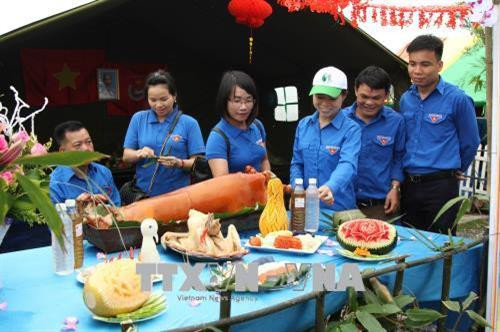 Gian trưng bày ẩm thực độc đáo. Ảnh: Quang Duy - TTXVN Gian trưng bày ẩm thực độc đáo. Ảnh: Quang Duy - TTXVN