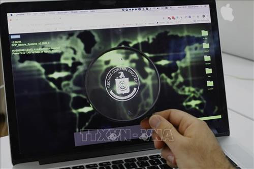 Chuyên gia IT của Israel phân tích một nền tảng mạng xã hội để xác định người dùng giả, tại trung tâm ở Tel Aviv. Ảnh: AFP/TTXVN Chuyên gia IT của Israel phân tích một nền tảng mạng xã hội để xác định người dùng giả, tại trung tâm ở Tel Aviv. Ảnh: AFP/TTXVN