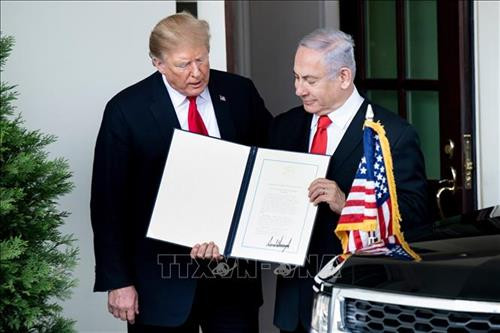 Tổng thống Mỹ Donald Trump (trái) trao cho Thủ tướng Israel Benjamin Netanyahu sắc lệnh công nhận chủ quyền của nhà nước Do Thái đối với Cao nguyên Golan, tại cuộc gặp ở Washington DC., ngày 25/3/2019. Ảnh: AFP/TTXVN Tổng thống Mỹ Donald Trump (trái) trao cho Thủ tướng Israel Benjamin Netanyahu sắc lệnh công nhận chủ quyền của nhà nước Do Thái đối với Cao nguyên Golan, tại cuộc gặp ở Washington DC., ngày 25/3/2019. Ảnh: AFP/TTXVN