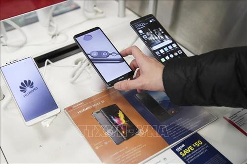 Chiến tranh thương mại Mỹ - Trung Quốc xoay quanh vấn đề công bằng thương mại, nhưng đã leo thang tới cả các lĩnh vực công nghệ (Mỹ liệt Tập đoàn công nghệ Huawei vào danh sách cấm mua sản phẩm từ Mỹ), tài chính-tiền tệ và rất có thể dẫn đến chiến tranh kinh tế toàn diện - một phần của cạnh tranh địa chính trị giữa hai nước. Trong ảnh: Điện thoại di động sản xuất tại Trung Quốc được bày bán trong cửa hàng ở New York, Mỹ, ngày 22/3/2018. Ảnh: THX/TTXVN Chiến tranh thương mại Mỹ - Trung Quốc xoay quanh vấn đề công bằng thương mại, nhưng đã leo thang tới cả các lĩnh vực công nghệ (Mỹ liệt Tập đoàn công nghệ Huawei vào danh sách cấm mua sản phẩm từ Mỹ), tài chính-tiền tệ và rất có thể dẫn đến chiến tranh kinh tế toàn diện - một phần của cạnh tranh địa chính trị giữa hai nước. Trong ảnh: Điện thoại di động sản xuất tại Trung Quốc được bày bán trong cửa hàng ở New York, Mỹ, ngày 22/3/2018. Ảnh: THX/TTXVN