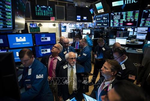 Sắc xanh tràn ngập thị trường chứng khoán Mỹ sau khi Ngân hàng Dự trữ liên bang Mỹ (FED) tuyên bố giữ nguyên mức lãi suất cơ bản từ 2,25-2,5 và để ngỏ khả năng sẽ sớm cắt giảm lãi suất do gia tăng bất ổn trong triển vọng kinh tế. Ảnh: AFP/TTXVN Sắc xanh tràn ngập thị trường chứng khoán Mỹ sau khi Ngân hàng Dự trữ liên bang Mỹ (FED) tuyên bố giữ nguyên mức lãi suất cơ bản từ 2,25-2,5 và để ngỏ khả năng sẽ sớm cắt giảm lãi suất do gia tăng bất ổn trong triển vọng kinh tế. Ảnh: AFP/TTXVN