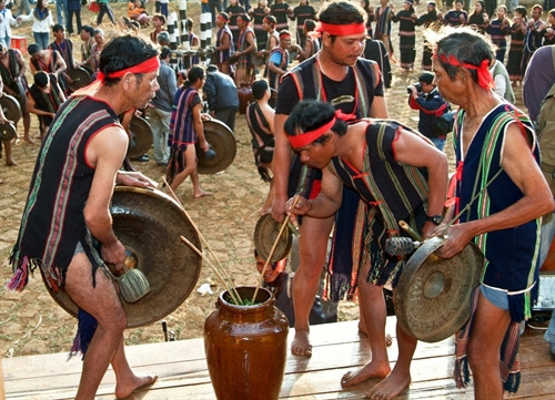 Người Xơ Đăng uống rượu cần trong lễ hội Người Xơ Đăng uống rượu cần trong lễ hội