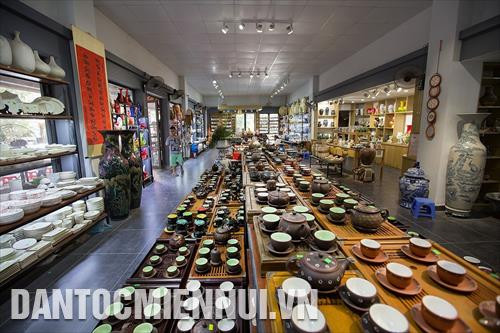 Gian hàng giới thiệu các sản phẩm gốm mỹ nghệ tại làng cổ Bát Tràng. Ảnh: Lưu Trọng Đạt