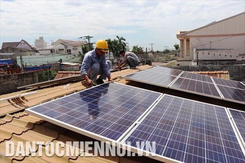 Phát triển điện năng lượng mặt trời là giải pháp tối ưu nhất để thúc đẩy chuyển dịch năng lượng công bằng ở Việt Nam, tăng cơ hội tiếp cận điện và cải thiện điều kiện sống cho nhóm hộ chưa có điện ở các vùng sâu, vùng xa, vùng đồng bào dân tộc.... Trong ảnh: Đơn vị thi công đang lắp đặt hệ thống điện năng lượng mặt trời cho hộ gia đình ông Trần Văn Định ở ấp Ninh Hiệp (Bàu Năng, Dương Minh Châu, Tây Ninh). Ảnh: Đức Hoảnh