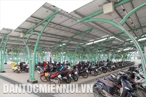 Hệ thống điện mặt trời áp mái tại khu vực nhà để xe của Trung tâm thương mại Thành Thành Công Tây Ninh. Ảnh: Đức Hoảnh
