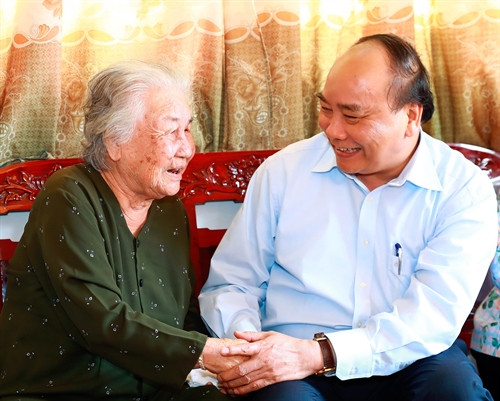 Thủ tướng Nguyễn Xuân Phúc thăm và tặng quà Mẹ Việt Nam Anh hùng Ngô Thị Tám tại xã Mỹ Đức, huyện Châu Phú. Ảnh: Thống Nhất-TTXVN