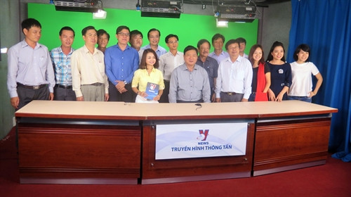 Đồng chí Đinh La Thăng thăm phòng kỹ thuật, Chi nhánh Truyền hình Thông tấn tại TP HCM