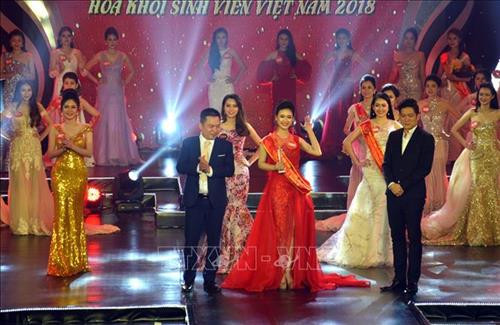 Ban Tổ chức trao giải Á khôi 2 cho nữ sinh Nguyễn Thảo Vi, sinh viên Đại học Vinh. Ảnh: Đinh Văn Nhiều-TTXVN Ban Tổ chức trao giải Á khôi 2 cho nữ sinh Nguyễn Thảo Vi, sinh viên Đại học Vinh. Ảnh: Đinh Văn Nhiều-TTXVN