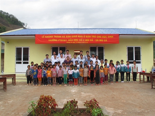Bàn giao nhà bán trú cho trường tiểu học số 2 xã Mù Cả, huyện Mường Tè. Ảnh: baomoi.com