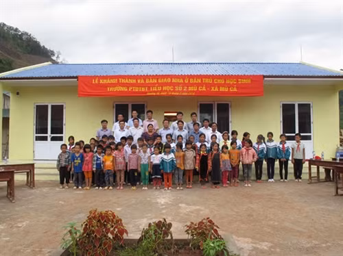 Bàn giao nhà bán trú cho trường tiểu học số 2 xã Mù Cả, huyện Mường Tè. Ảnh: baomoi.com