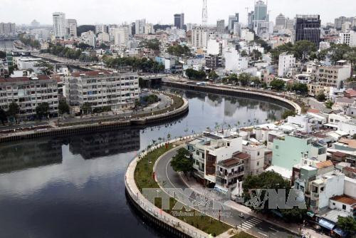 Dự án giải Kênh Nhiêu Lộc - Thị Nghè và đường Hoàng Sa,Trường Sa là một thành công lớn của Thành phố Hồ Chí Minh trong công tác bồi thường, giải phóng mặt bằng thông qua việc di dời, tái định cư hơn 7.000 hộ với 50.000 người dân sống trên và ven kênh rạch, biến các khu nhà lụp xụp ven sông thành những khu đô thị hiện đại, văn minh như hôm nay. Ảnh: Hoàng Hải - TTXVN Dự án giải Kênh Nhiêu Lộc - Thị Nghè và đường Hoàng Sa,Trường Sa là một thành công lớn của Thành phố Hồ Chí Minh trong công tác bồi thường, giải phóng mặt bằng thông qua việc di dời, tái định cư hơn 7.000 hộ với 50.000 người dân sống trên và ven kênh rạch, biến các khu nhà lụp xụp ven sông thành những khu đô thị hiện đại, văn minh như hôm nay. Ảnh: Hoàng Hải - TTXVN