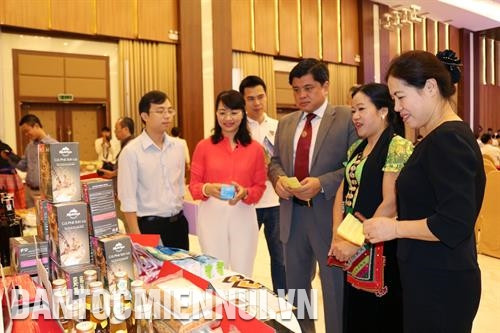 Thứ trưởng Bộ Nông nghiệp và Phát triển Nông thôn Trần Thanh Nam cùng lãnh đạo Sở Nông nghiệp và Phát triển Nông thôn Hà Nội thăm quan gian hàng trưng bày cà phê sạch