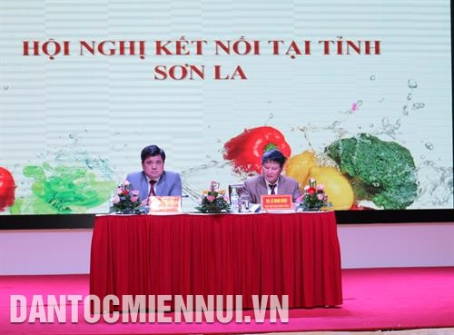 Đồng chí Trần Thanh Nam, Thứ trưởng Bộ Nông nghiệp và Phát triển nông thôn và đồng chí Lò Minh Hùng, Phó Chủ tịch UBND tỉnh Sơn La tại Hội nghị kết nối chuỗi phát triển sản xuất, cung ứng, tiêu thụ nông sản an toàn tỉnh Sơn La