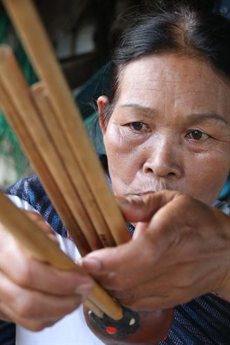 Bà Mabio thổi kèn Rơkel