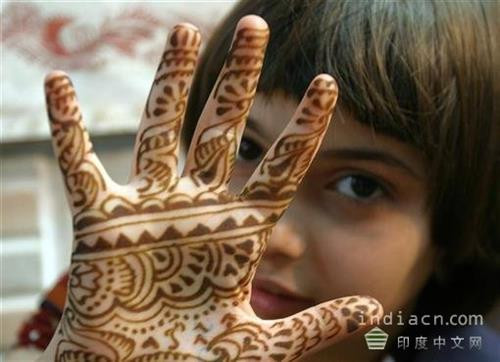 Nhảy múa: Nếu ai từng theo dõi điện ảnh Ấn Độ chắc chắn đều ấn tượng với những vũ điệu quyến rũ và lời hát truyền cảm được thể hiện trong bộ phim. Người Ấn Độ cho rằng trong phim mà không có nhảy múa thì giống như ăn cà-ri mà không có ớt, sẽ trở nên nhạt nhẽo, không hấp dẫn. Trong thực tế, mỗi vùng của Ấn Độ đều có điệu múa mang bản sắc riêng tạo nét đặc trưng cho mảnh đất này. Ảnh: Janoindia. Yoga: Yoga là một nghệ thuật cổ xưa, xuất phát từ vùng thượng du sông Hằng và các tu viện nằm dưới chân dãy Himalaya thuộc Ấn Độ. Khu vực này đều là những thành phố núi xa xôi, nhỏ bé nhưng lại thu hút không ít tín đồ yoga từ khắp nơi trên thế giới đổ về luyện tập. Ảnh: Janoindia. Thành viên tại các lớp học yoga phần nhiều là phụ nữ độc thân. Mọi người tham gia tập luyện đều có mong muốn tìm đến sự thanh tịnh trong tâm hồn. Học yoga không chỉ đơn thuần là học theo các động tác mà còn phải rèn luyện làm thế nào để gạt bỏ những suy nghĩ tiêu cực, bi quan trong lòng. Ảnh: Sikhdharma. Một tín đồ đã tập luyện yoga 16 năm tại một tu viện nổi tiếng bên sông Hằng cho biết: “Luyện yoga chính là khai thác những tố chất thần thánh nhất trong lòng của người ta, làm cho tâm hồn tràn đầy tình yêu và niềm vui”. Ảnh: Curejoy. Vẽ Henna: Henna là một loại cây có hoa được trồng tại những vùng khô hạn như châu Phi, Nam á và Bắc Australia. Henna được sử dụng làm thuốc nhuộm. Còn Henna Tattoo là tên gọi của hình thức nghệ thuật dùng Henna vẽ lên da người. Tại Ấn Độ, bạn có thể nhìn thấy những người chuyên vẽ Henna ở khắp nơi. Chỉ cần một tấm thảm trải dưới nền đất, bột Henna và những chiếc bút lông là người dân có thể hành nghề được. Ảnh: Janoindia. Không chỉ có ý nghĩa quan trọng trong những dịp lễ lớn, vẽ Henna còn là một phần không thể thiếu trong đám cưới truyền thống của người dân nơi đây. Henna là biểu tượng tình yêu giữa người vợ và chồng, người ta tin rằng nó sẽ đem lại nhiều điều may mắn. Cô dâu sẽ được vẽ tên của chú rể đan xen với những họa tiết phức tạp lên tay. Sau đó chú rể phải tìm cho ra tên mình trên bàn tay cô gái. Nếu tìm thấy, họ mới được thành thân. Ảnh: Janoindia. Theo tập tục địa phương, buổi tối trước khi cử hành hôn lễ, cô dâu bắt đầu được vẽ Hanna. Điều đặc biệt là người đặt nét vẽ đầu tiên sẽ là mẹ chồng tương lai của cô dâu. Với hình vẽ trên tay, cô dâu sẽ không phải làm bất cứ việc nhà nào và được cung phụng cho tới khi màu vẽ tự phai đi. Ảnh: Truephotography. Cricket: Bóng chày là một môn thể thao dùng gậy đánh bóng trên sân cỏ hình tròn. Nó còn tên gọi khác là bóng gậy, bản cầu hay mộc cầu...Ảnh: NYtimes. Tại Ấn Độ, cricket không chỉ là môn thể thao, mà còn là văn hóa, tấm thiệp ngoại giao của đất nước.Thậm chí người dân Ấn Độ dễ dành thiện cảm cho bất cứ quốc gia nào mang thông điệp ngoại giao đến với họ kèm theo một trận cricket. Ảnh: Janoindia. Lăng Taj Mahal: Taj Mahal là công trình kiến trúc nằm ở thành phố Agra, bang Uttar Pred.esh. Vào năm 1623, vua Shah Jahan quyết định xây dựng Taj Mahal để tưởng nhớ người vợ thứ ba, hoàng hậu Mumtaz Mahal. Bà đã qua đời khi sinh đứa con thứ 14 của họ ở tuổi 40. Khoảng 20.000 người đã làm việc suốt ngày đêm trong 22 năm (1632-1653) để hoàn tất lăng mộ khổng lồ này. Chi phí xây dựng Taj Mahal lên tới 320 triệu rupee (tương đương 1 tỷ USD thời đó). Ảnh: Wallpapers4u Đây là một trong 7 kỳ quan của thế giới, thậm chí chưa có công trình nào có thể vượt qua vẻ đẹp tuyệt diệu của lăng Taj Mahal theo đánh giá của một số sử gia phương Tây. Ảnh: Staticflickr.