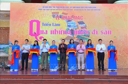 Các đại biểu cắt băng khai mạc Triển lãm. Ảnh: Minh Đức - TTXVN Các đại biểu cắt băng khai mạc Triển lãm. Ảnh: Minh Đức - TTXVN