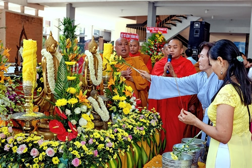 Phụ nữ Thái với mũ bảo hiểm "tằng cẩu" được Ban tổ chức tặng. Ảnh: Nguyễn Hồng Cường - TTXVN Phụ nữ Thái với mũ bảo hiểm "tằng cẩu" được Ban tổ chức tặng. Ảnh: Nguyễn Hồng Cường - TTXVN