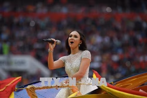 Nữ danh ca Nga Aida Garifullina với chất giọng ngọt ngào xuất hiện cùng mô hình phượng hoàng lửa, biểu tượng của sự tái sinh và sức mạnh nước Nga tại lễ khai mạc World Cup 2018 trên sân vận động Luzhniki ở Moskva ngày 14/6. Ảnh: THX/TTXVN