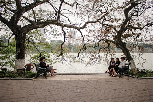 Nhịp sống người Hà Nội như chậm lại, bình yên và sâu lắng lạ thường. Nhịp sống người Hà Nội như chậm lại, bình yên và sâu lắng lạ thường.