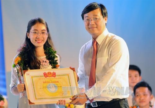 Bí thư thứ nhất Trung ương Đoàn Lê Quốc Phong trao bằng khen danh hiệu “Sinh viên 5 tốt” cấp Trung ương năm 2016 cho các sinh viên tại buổi lễ. Ảnh: An Hiếu – TTXVN