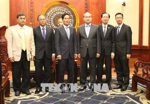 Các đại biểu chụp ảnh lưu niệm tại buổi tiếp đoàn đại biểu cấp cao Thủ đô Phnom Penh (Campuchia). Ảnh: Trần Xuân Tình - TTXVN