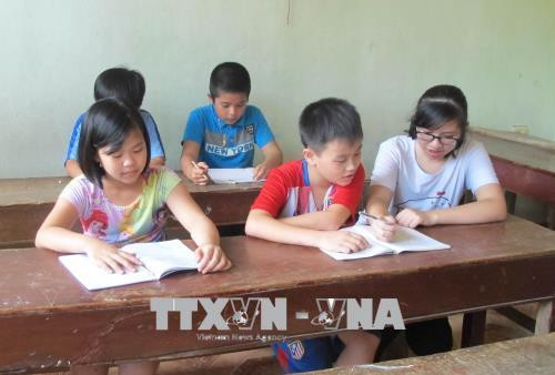 Lê Thị Minh Ngọc dạy tiếng Anh miễn phí cho các em nhỏ. Ảnh: Thùy Dung - TTXVN Lê Thị Minh Ngọc dạy tiếng Anh miễn phí cho các em nhỏ. Ảnh: Thùy Dung - TTXVN