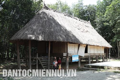 Nhà cộng đồng của người Gié-Triêng ở huyện Ngọc Hồi - nơi đồng bào tổ chức các sinh hoạt cộng đồng, phát huy bản sắc văn hóa dân tộc. Ảnh: Hoàng Hà