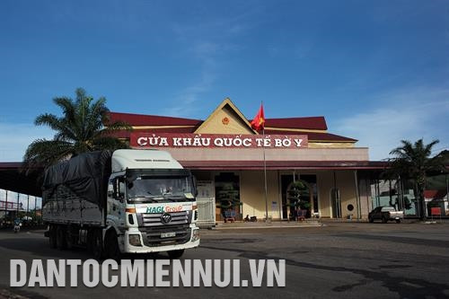 Nhịp sống hối hả đang diễn ra với từng đoàn xe chở hàng giao thương qua nước bạn Lào và Campuchia. Ảnh: Hoàng Hà