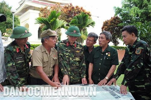 Các cựu chiến binh làm việc với đội quy tập hài cốt liệt sĩ Quân đoàn 3. Ảnh: Hoàng Hà