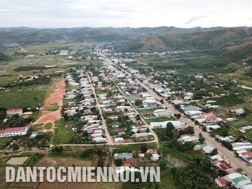 Làng của người Brâu được quy hoạch tập trung tại xã Bờ Y, huyện Ngọc Hồi. Ảnh: Hoàng Hà