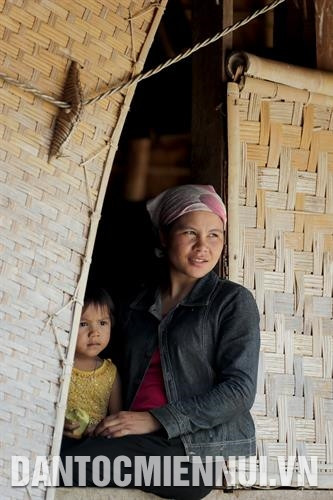 Trong sinh hoạt đời thường, người Gié-Triêng ở làng Đăk Răng, xã Đăk Dục ăn mặc đơn giản nhưng trong các dịp lễ hội quan trọng, trang phục truyền thống vẫn được họ trình diễn và ưa chuộng. Ảnh: Hoàng Hà