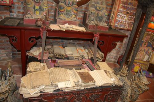 Các cuốn sách cổ bằng chữ viết Nôm - Dao chứa đựng cả kho tàng tri thức văn hóa của người Dao.