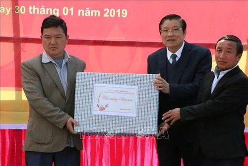Trưởng Ban Nội chính Trung ương Phan Đình Trạc tặng quà Tết cho Đảng bộ, nhân dân xã Làng Mô, huyện Sìn Hồ, tỉnh Lai Châu. Ảnh: Việt Hoàng – TTXVN Trưởng Ban Nội chính Trung ương Phan Đình Trạc tặng quà Tết cho Đảng bộ, nhân dân xã Làng Mô, huyện Sìn Hồ, tỉnh Lai Châu. Ảnh: Việt Hoàng – TTXVN